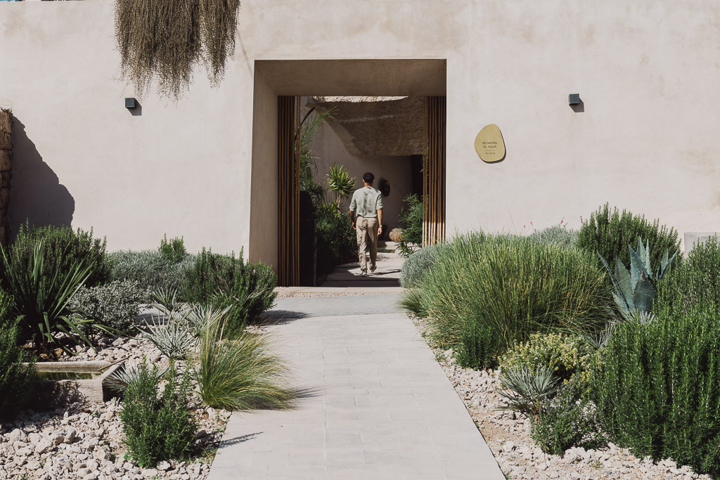 Ecohotel El Agua-25 Hombre caminando hacia el espacio de bienestar del Ecohotel el Agua